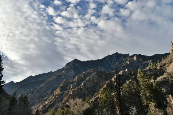 Hdr Montanha Rochosa Com Nuvens Fora — Fotografia de Stock