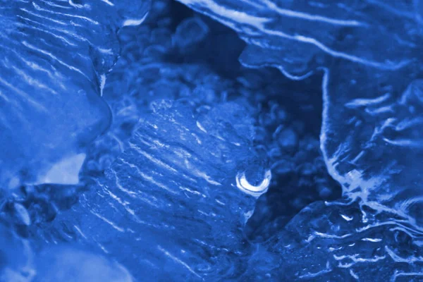 Koyu mavi buz oluşumları yakın görünüm.