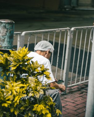 Hong Kong, Wan Chai bölgesinde bir yerde oturan bir adam.