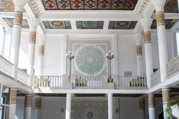 Dushanbe, Tacikistan 'da gün batımında yapayalnız ağaç