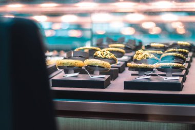 Hong Kong 'daki vitrinde çok güzel mücevherler var.