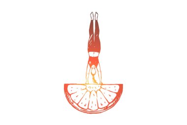 İnce vücutlu genç bir kadın portakal, egzersiz, yoga ve vejetaryen yemekleri üzerinde amuda kalkıyor.