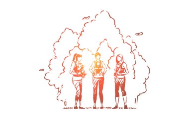 Parkta çocuklu mutlu anneler, bebek taşıyıcılı genç kadınlar, kanguru çantaları, doğum izni