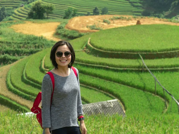 Vietnam 'daki pirinç terasında bir kadın.
