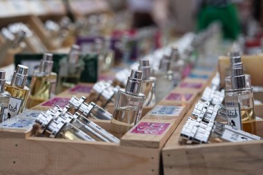 Chiang Mai, Tayland - 16 Eylül 2020 Bitpazarındaki şişe satışında parfüm