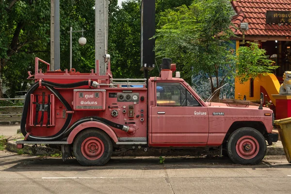 Chiang Mai, Tayland - 13 Eylül 2020: yol kenarındaki eski itfaiye aracı.