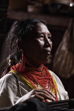 Mae Hong Son, Tayland - 24 Eylül 2020: Boncuk kolyeli geleneksel kanun kadını.