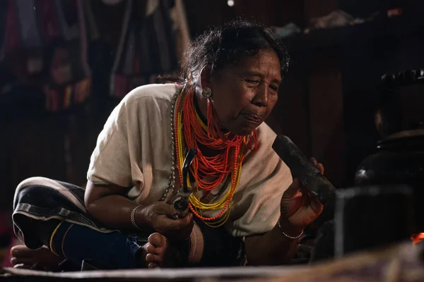 Mae Hong Son, Tayland - 24 Eylül 2020: Evde boncuk kolye takan geleneksel kanun kadını.