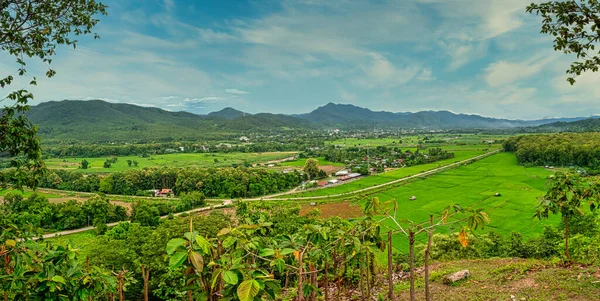 Tayland 'ın kuzeyinde dağ, pirinç tarlası, kümes ve köyler. Mae Saring bölgesi, Mae Hong Son bölgesi, Kuzey Tayland. Panorama görünümü.