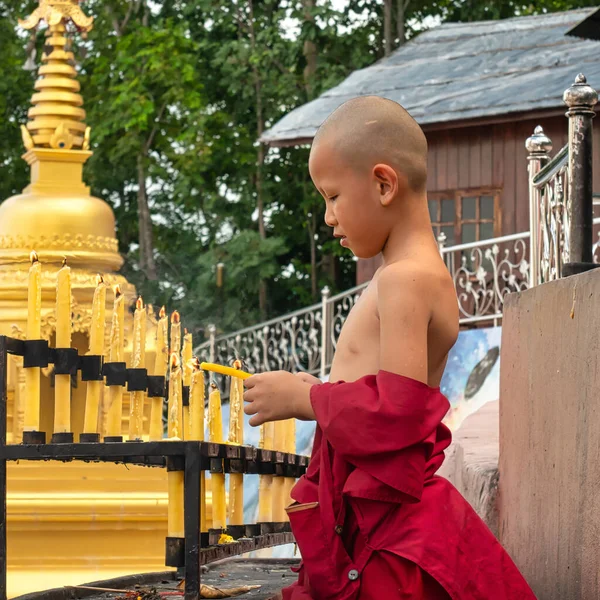 Chiang Mai Thailand Oktober 2020 Novices Steken Kaarsen Aan Hulde — Stockfoto