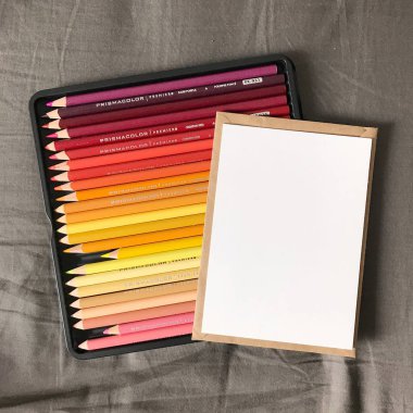 Zarf ve Renkli Kalemler ile Boş Kartpostal