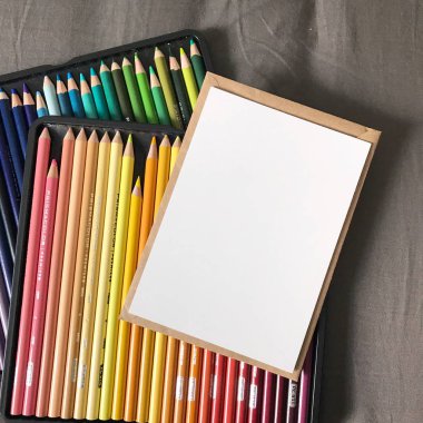 Zarf ve Renkli Kalemler ile Boş Kartpostal