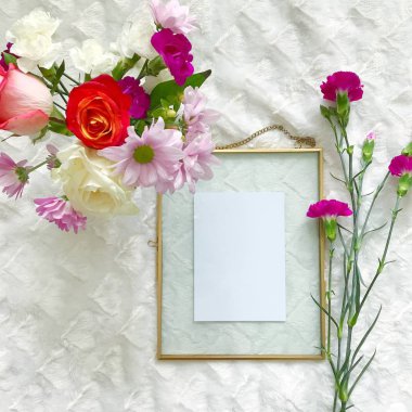 Çerçeveli Kartpostal Mock Up Lifestyle Flat Lay