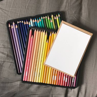 Zarf ve Renkli Kalemler ile Boş Kartpostal
