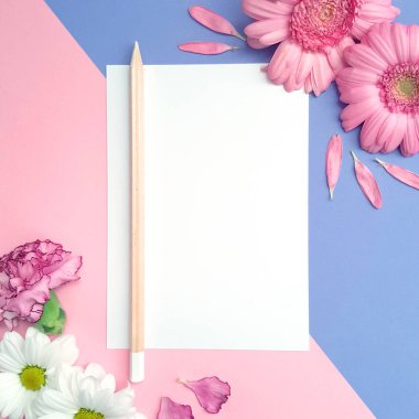 Pembe ve Mor Üzerine Beyaz Kağıt Not Kartı Maket