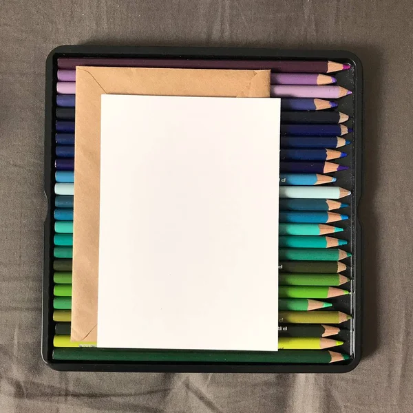 Üres képeslap borítékkal és színes ceruzával — Stock Fotó