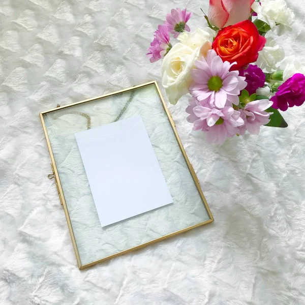 Çerçeveli Kartpostal Mock Up Lifestyle Flat Lay