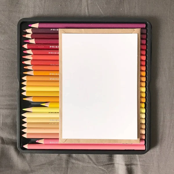 Pusta pocztówka z kopertą i kolorowymi ołówkami — Zdjęcie stockowe