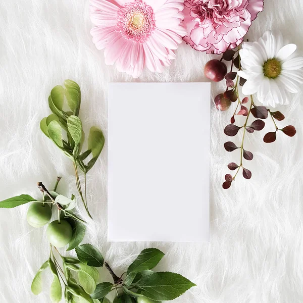 Etiketler Levha Şablonu Çiçek ve Meyve Flatlay ile Boş Kart