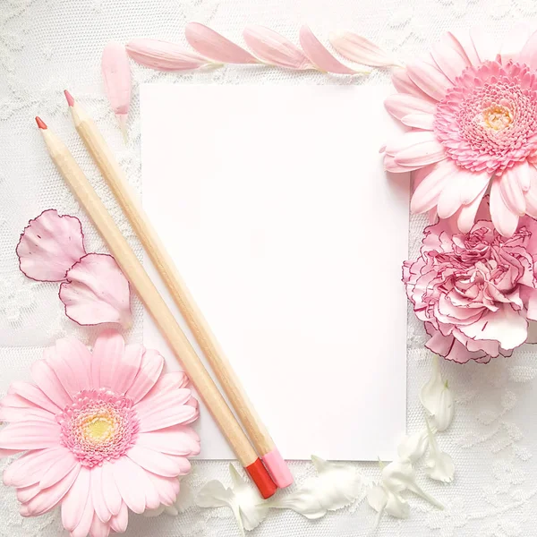 Renkli Kalemler ile Pembe Çiçekler Kartpostal Mockup