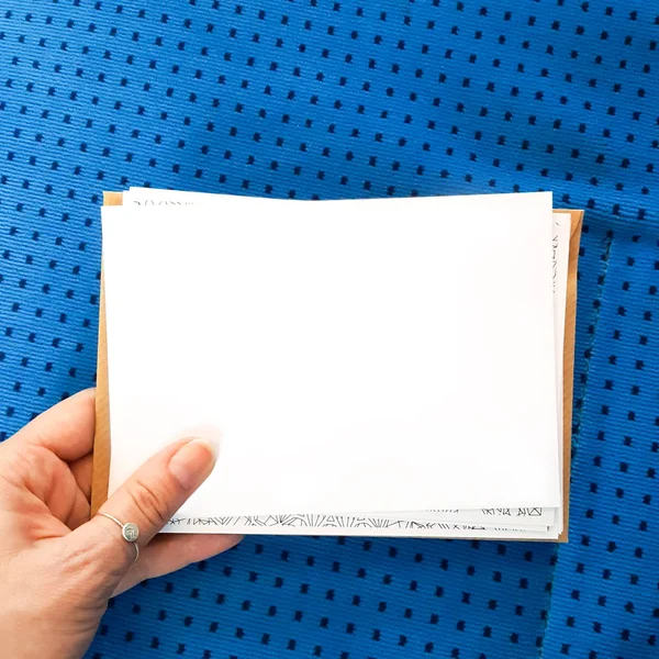 Mockup de cartão A6 em branco no fundo azul — Fotografia de Stock