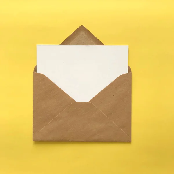 Lege kaart envelop mockup op gele achtergrond — Stockfoto