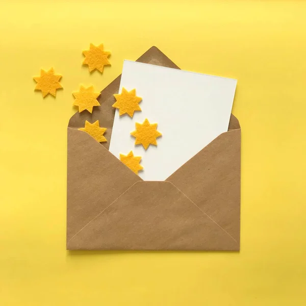 Mockup carta bianca con stelle feltro su carta gialla — Foto Stock