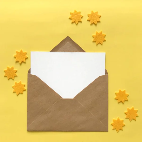 Sarı Arka Plan'da Zarf içinde Boş Kartpostal