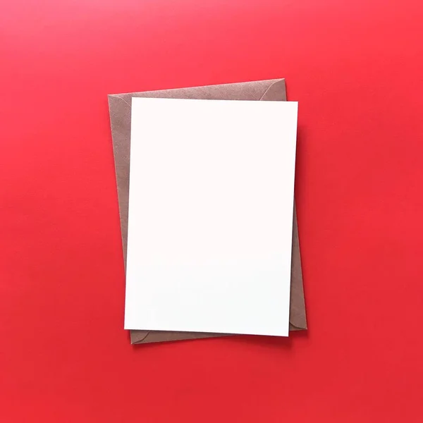 Червона плоска порожня листівка з конвертом макет — стокове фото