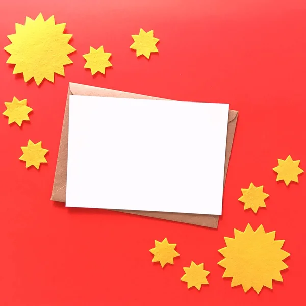 Sarı Yıldız ile Boş Kartpostal Kırmızı Kart Mockup