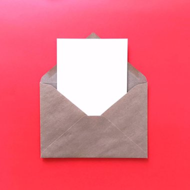 Zarf Mock Up ile Kırmızı Düz Lay Boş Kartpostal
