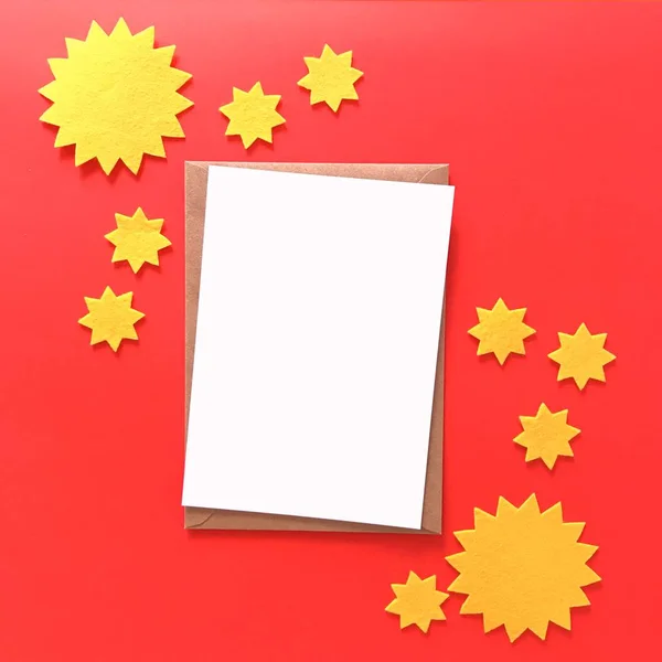 Blank Postkort Red Card Mockup med gule stjerner - Stock-foto