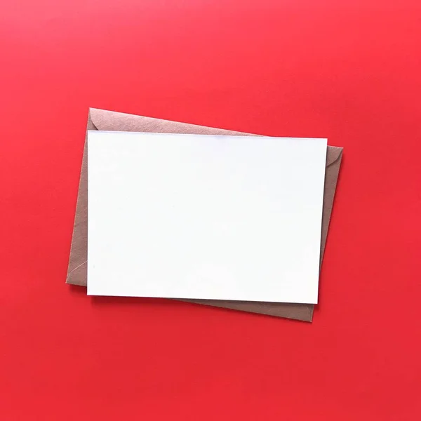 Carte postale vierge plat rouge avec enveloppe Mockup — Photo
