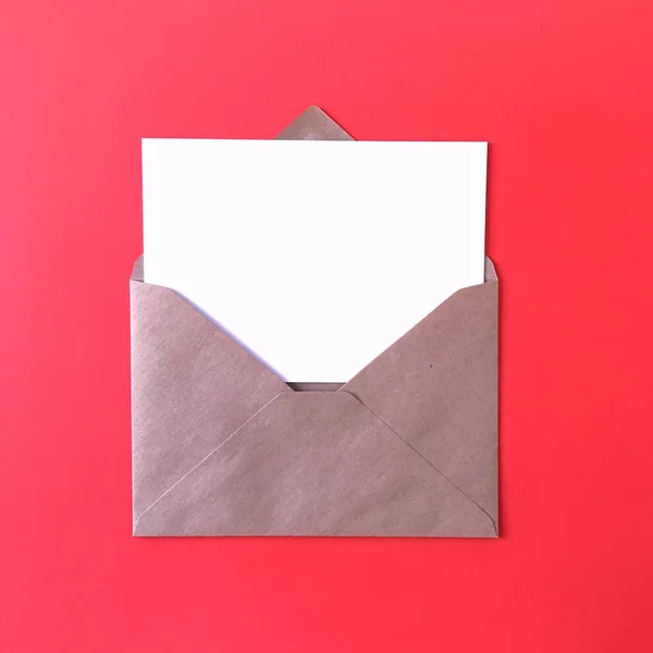 Zarf Mock Up ile Kırmızı Düz Lay Boş Kartpostal