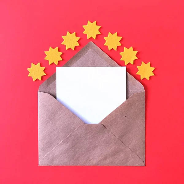 Sarı Yıldız ile Boş Kartpostal Kırmızı Kart Mockup