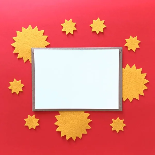 Sarı Yıldız ile Boş Kartpostal Kırmızı Kart Mockup
