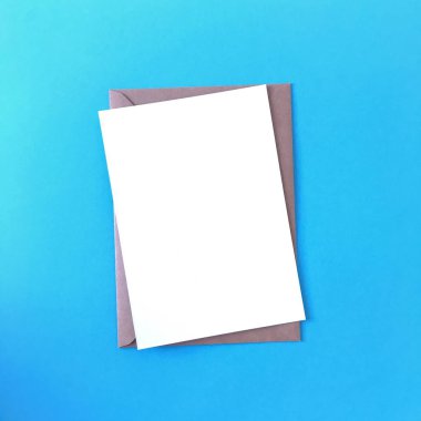 Mavi Arka Plan'da Basit Boş Kartpostal Mockup