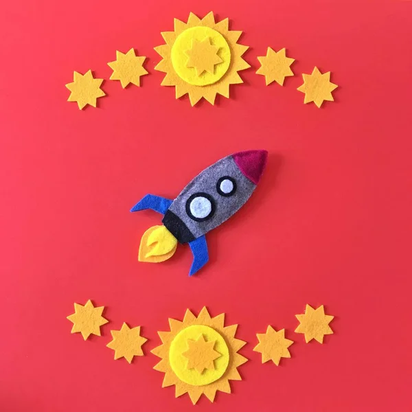 Keçe Rocketship Flat Lay Sarı Yıldız kırmızı