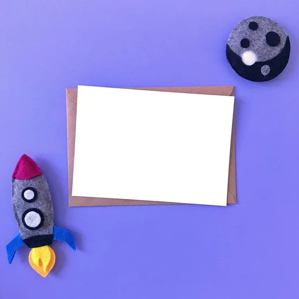 Blank Postkort Mockup med Rocket Moon Felt Legetøj - Stock-foto