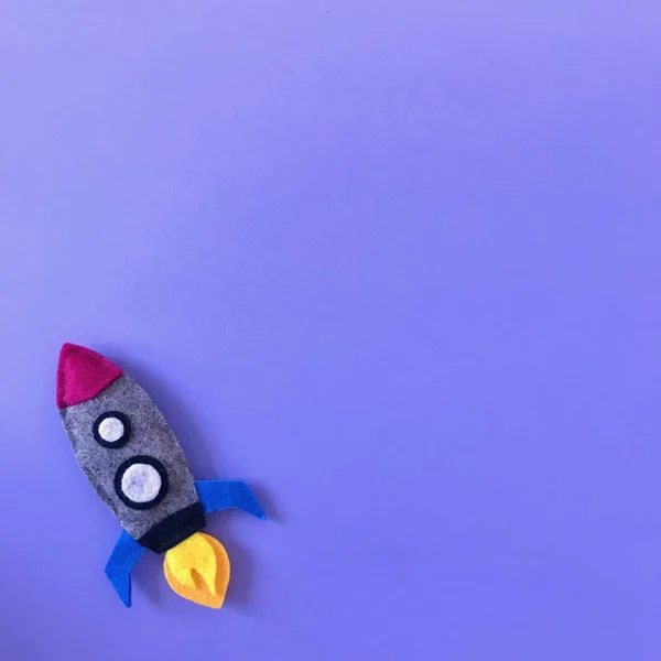 El Yapımı Keçeli Roket Oyuncaklı Mor Arka Plan