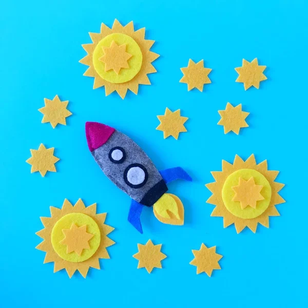 Foguete e estrelas sentiram brinquedos em fundo azul — Fotografia de Stock