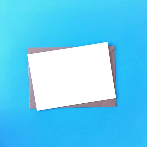 파란색 배경에 간단한 빈 엽서 모형 — 스톡 사진