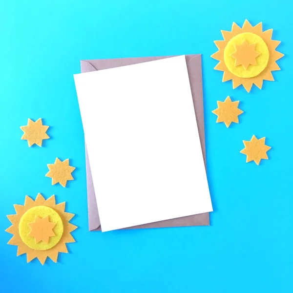 Mavi Arka Plan Kartpostal Düz Lay Yıldız Mockup