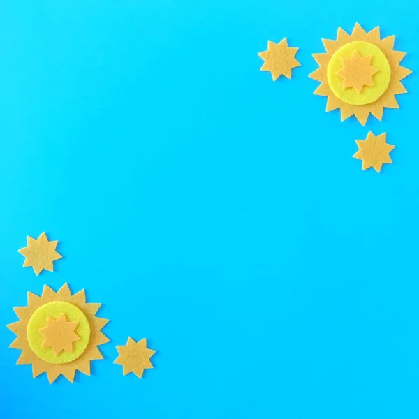 Sarı Yıldızlarla Mavi Arka Plan ve Kopyalama Alanı