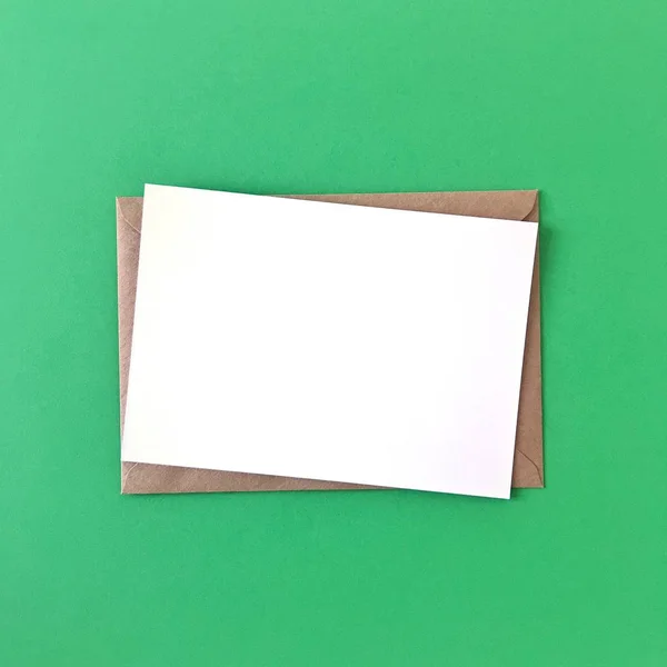 Yeşil Arka Plan Üzerinde Zarflı Boş Kartpostal