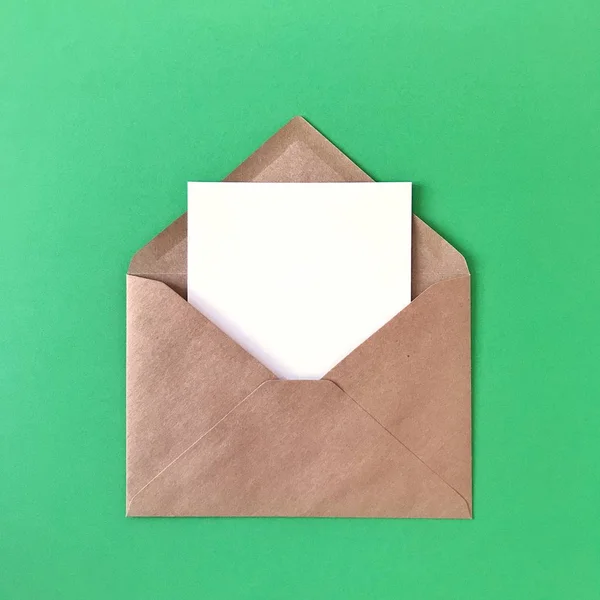 Yeşil Arka Plan Üzerinde Zarflı Boş Kartpostal