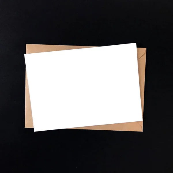 Cartão postal em branco Paisagem em fundo preto — Fotografia de Stock