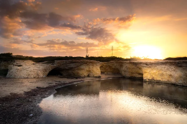 Cirica Körfezi'nde kayalıklarda yükselen güneş, Sicilya, İtalya