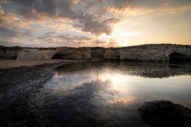 Cirica Körfezi'nde kayalıklarda yükselen güneş, Sicilya, İtalya