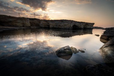 Cirica Körfezi'nde kayalıklarda yükselen güneş, Sicilya, İtalya